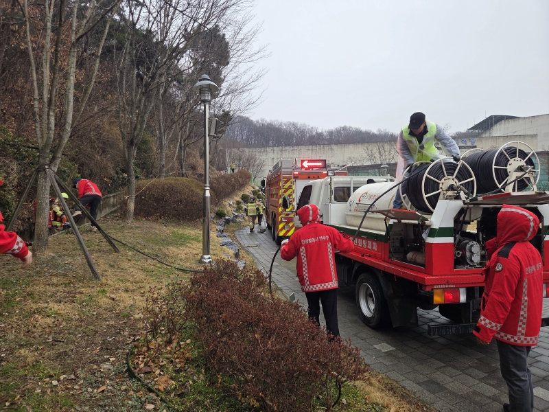 연수구는 지난 18일 문학산 일대에서 관계자 100여 명이 참여한 가운데 봄철 대형산불 대비 관계기관 합동훈련을 했다
